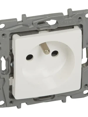 LEGRAND Zásuvka NILOÉ 764527 2P+T 16A IP20 bílá Vysoce Kvalitní